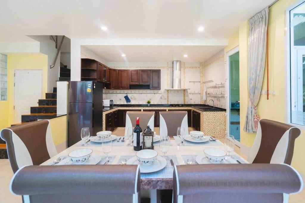 Hébergement de vacances Spacious 4 Bedroom Vacation Rooftop Views *