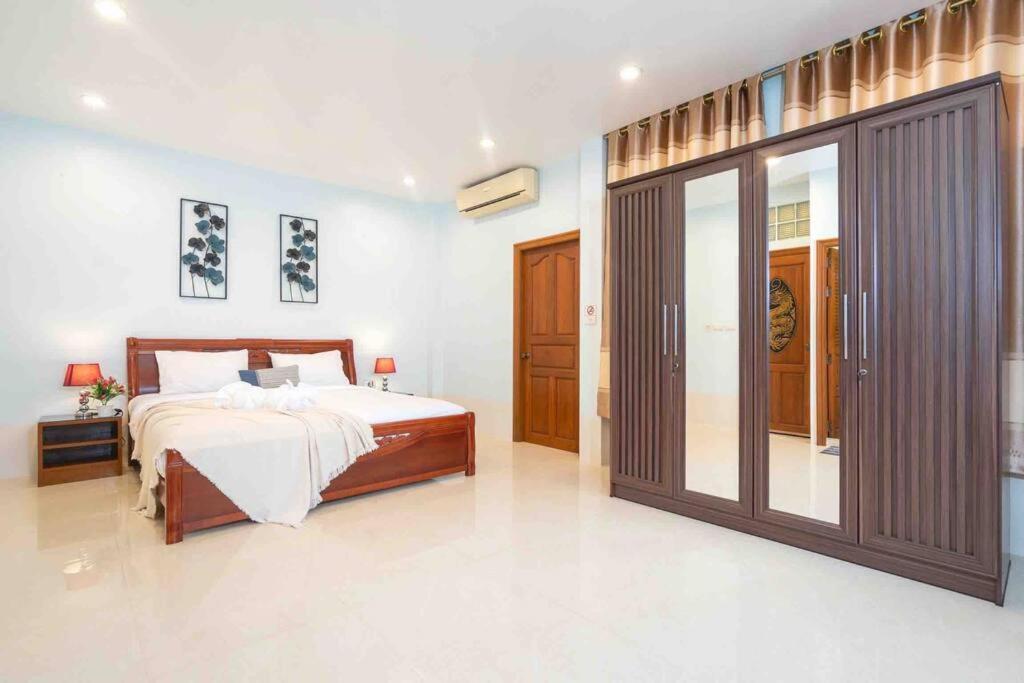Spacious 4 Bedroom Vacation Rooftop Views *