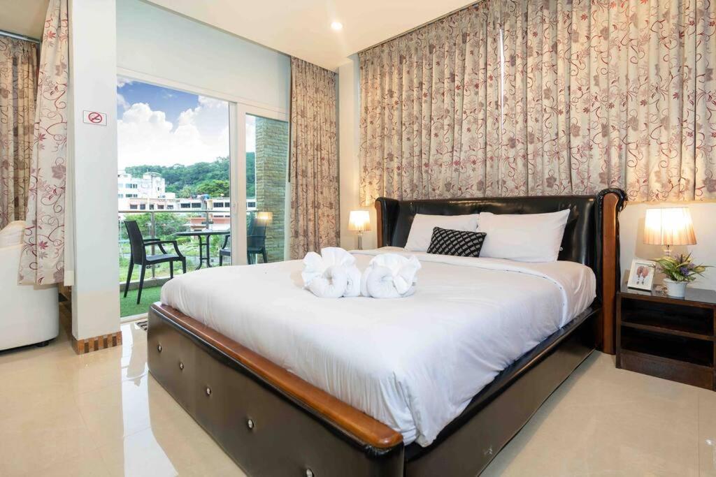 Spacious 4 Bedroom Vacation Rooftop Views Hébergement de vacances *